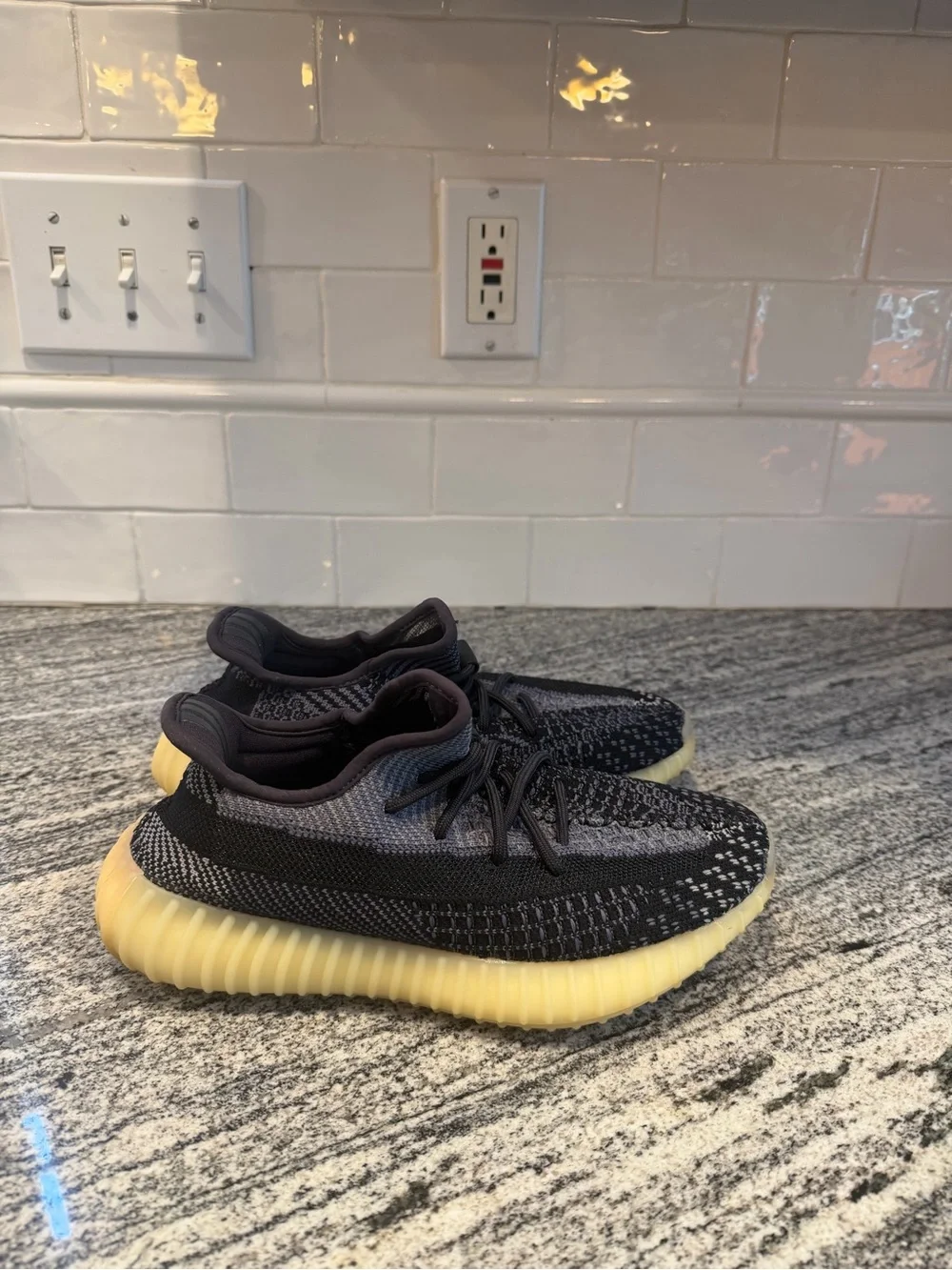 Men’s Adidas Yeezy Boost 350 V2 Carbon Black FZ5000 Size 6/Women’s 7.5